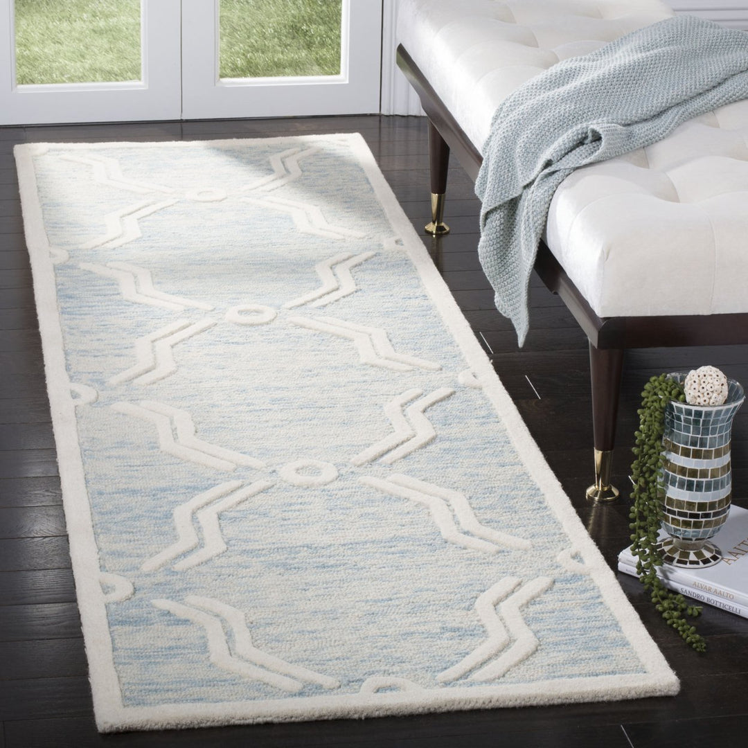 SAFAVIEH Cambridge CAM728B Light Blue / Ivory Rug Image 3