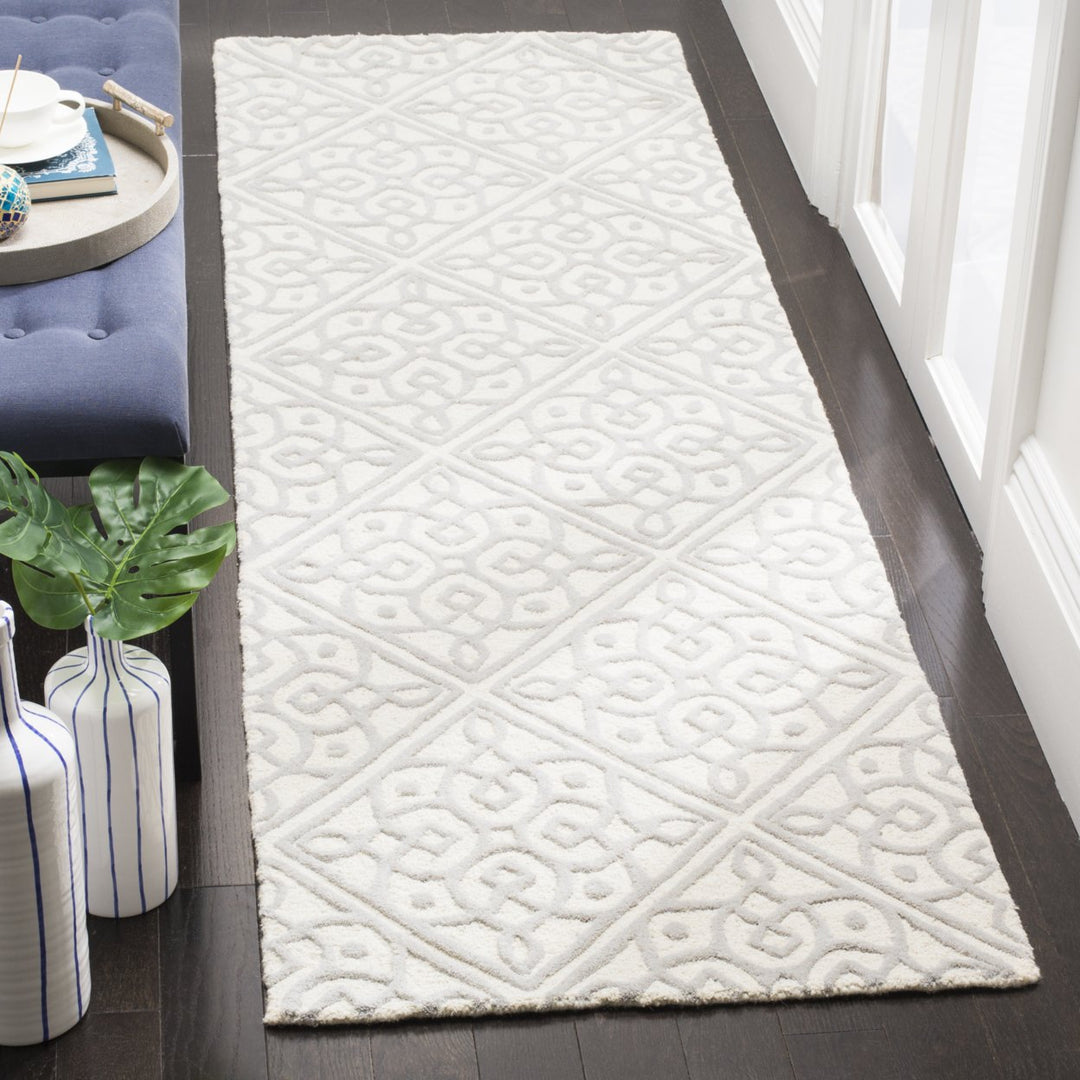 SAFAVIEH Cambridge CAM731G Light Grey / Ivory Rug Image 3