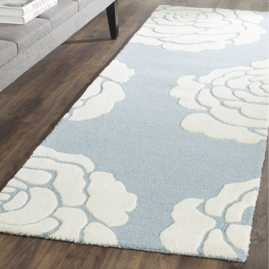 SAFAVIEH Cambridge CAM782B Handmade Blue / Ivory Rug Image 3