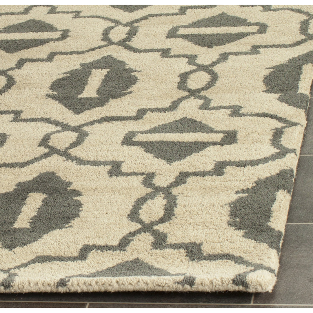 SAFAVIEH Chatham CHT632A Handmade Beige / Grey Rug Image 6