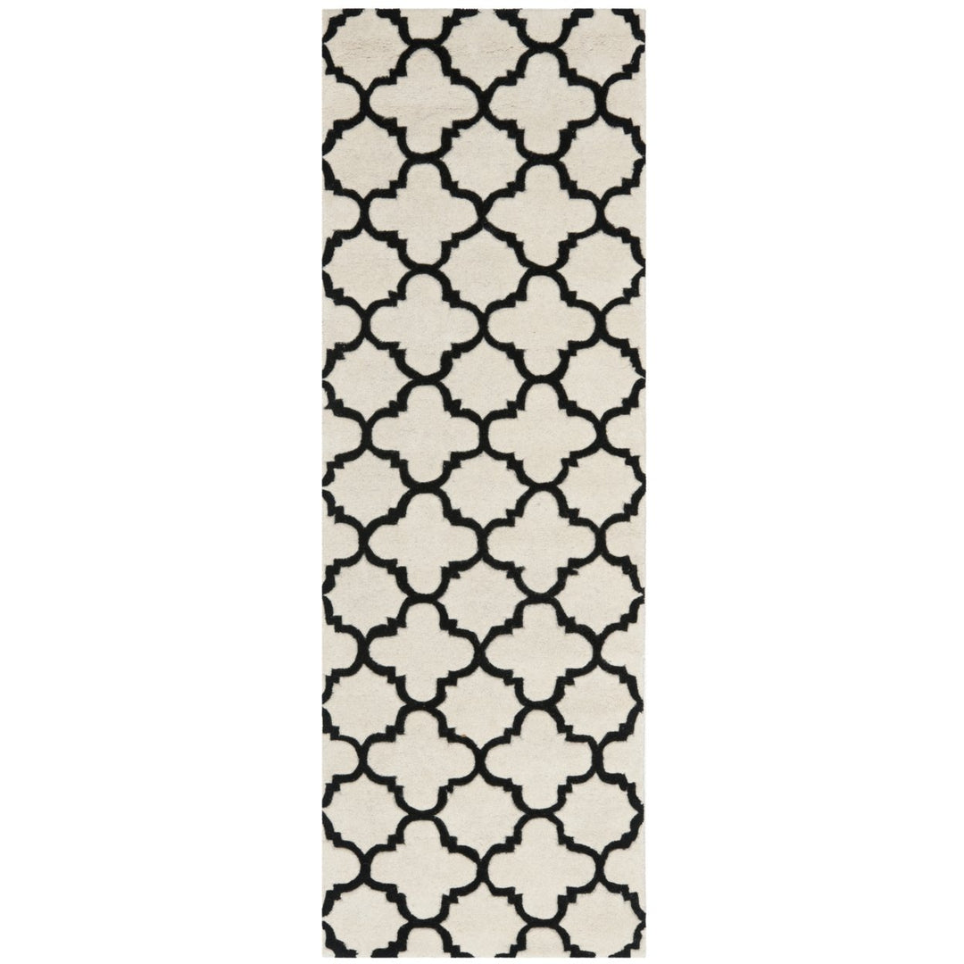 SAFAVIEH Chatham CHT717A Handmade Ivory / Black Rug Image 1