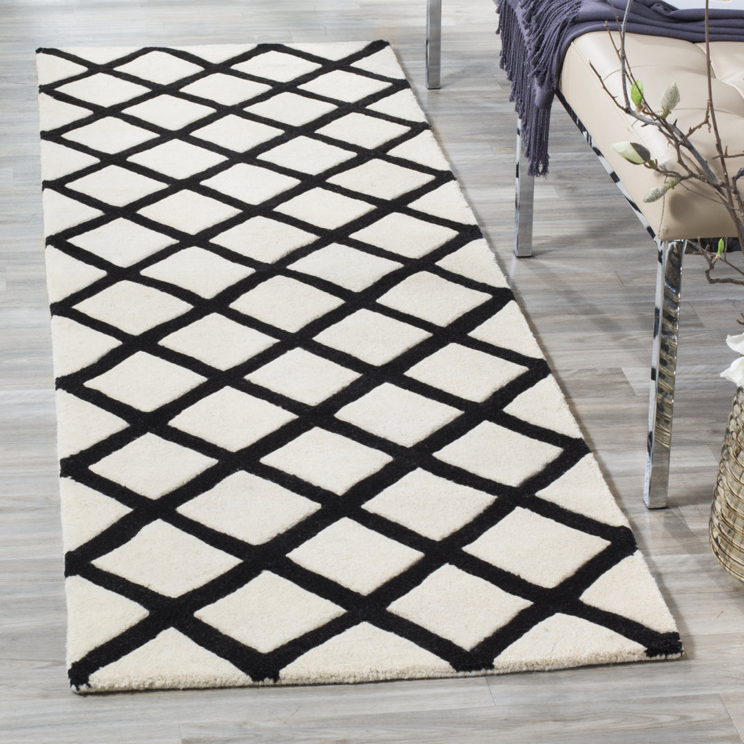 SAFAVIEH Chatham CHT718A Handmade Ivory / Black Rug Image 3