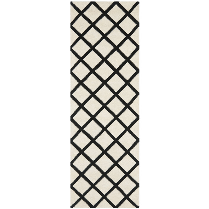 SAFAVIEH Chatham CHT718A Handmade Ivory / Black Rug Image 5