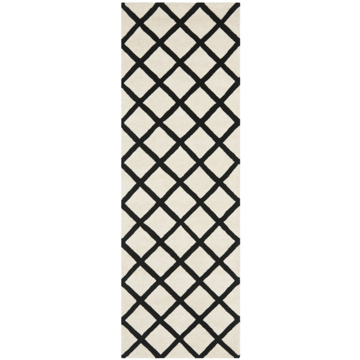 SAFAVIEH Chatham CHT718A Handmade Ivory / Black Rug Image 1