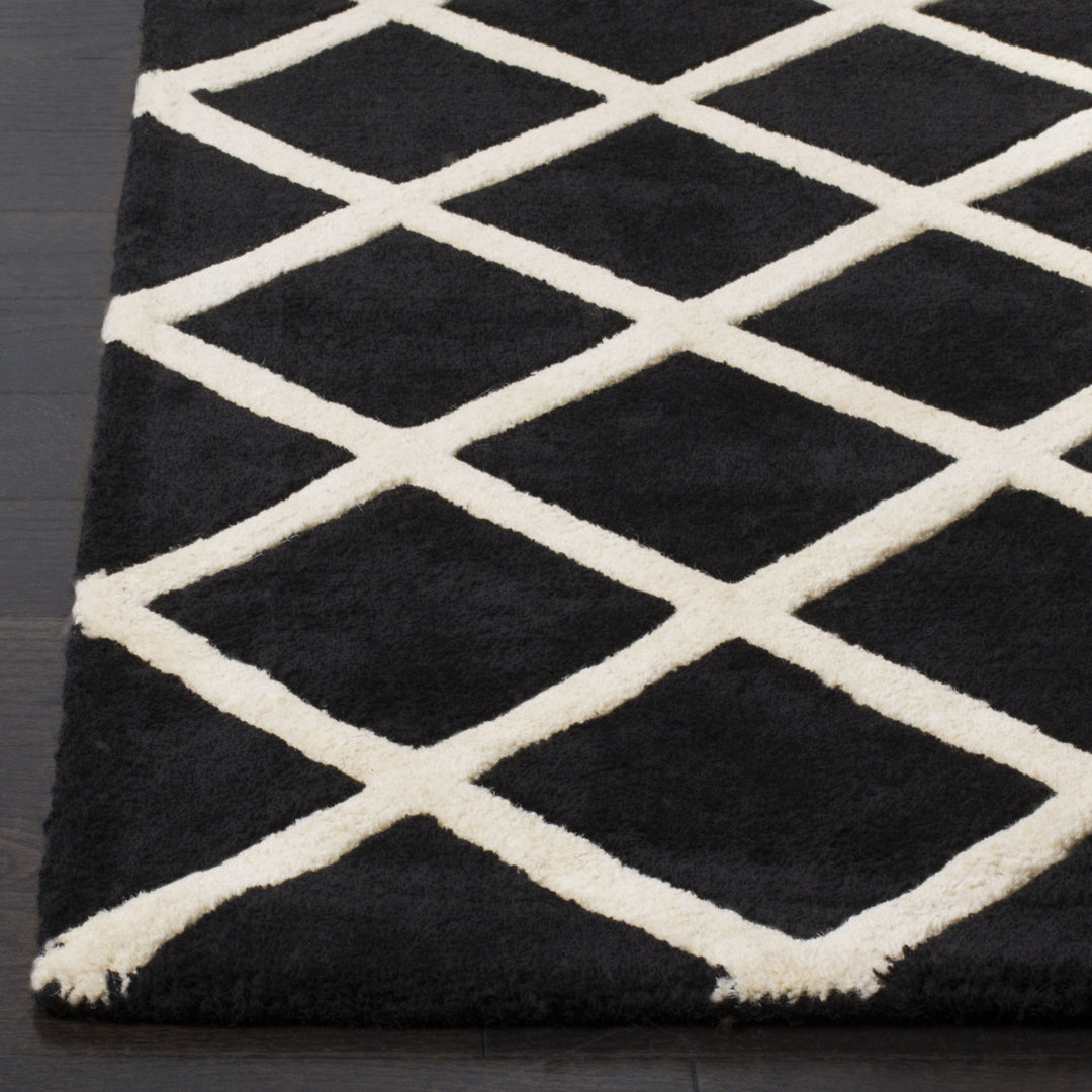 SAFAVIEH Chatham CHT718K Handmade Black / Ivory Rug Image 7