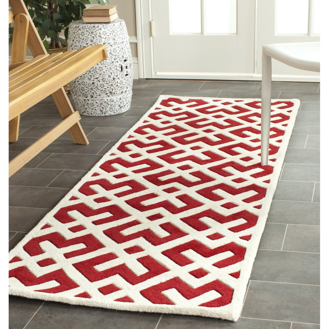 SAFAVIEH Chatham CHT719G Handmade Red / Ivory Rug Image 3