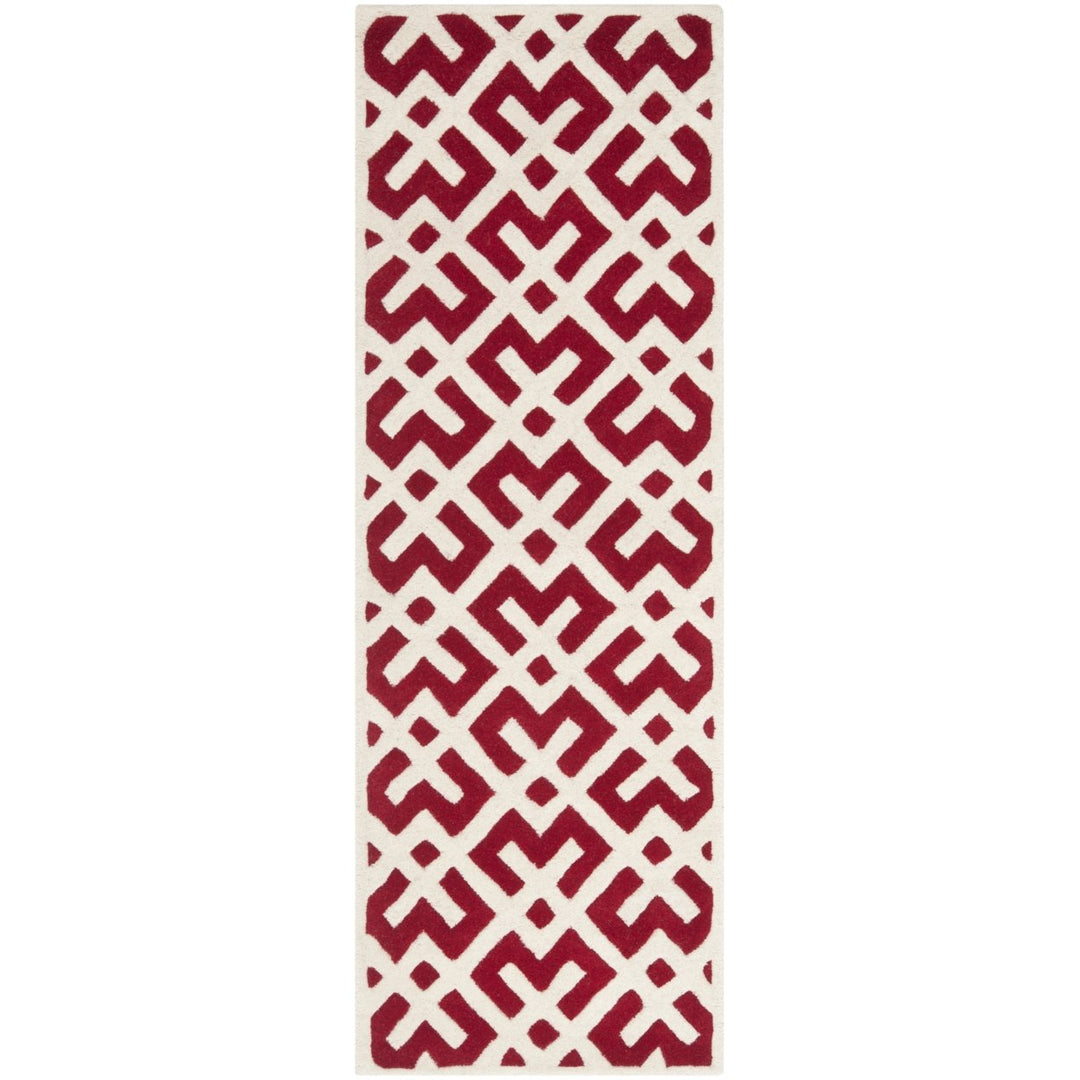 SAFAVIEH Chatham CHT719G Handmade Red / Ivory Rug Image 5