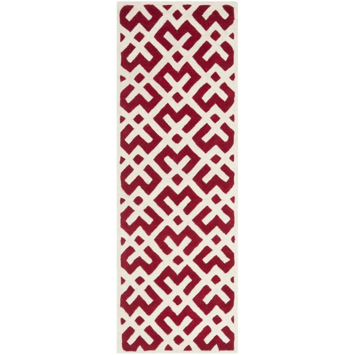 SAFAVIEH Chatham CHT719G Handmade Red / Ivory Rug Image 5