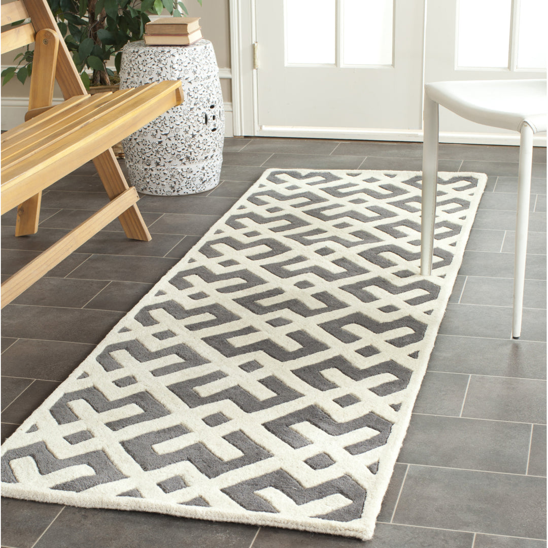 SAFAVIEH Chatham CHT719D Handmade Dark Grey / Ivory Rug Image 9