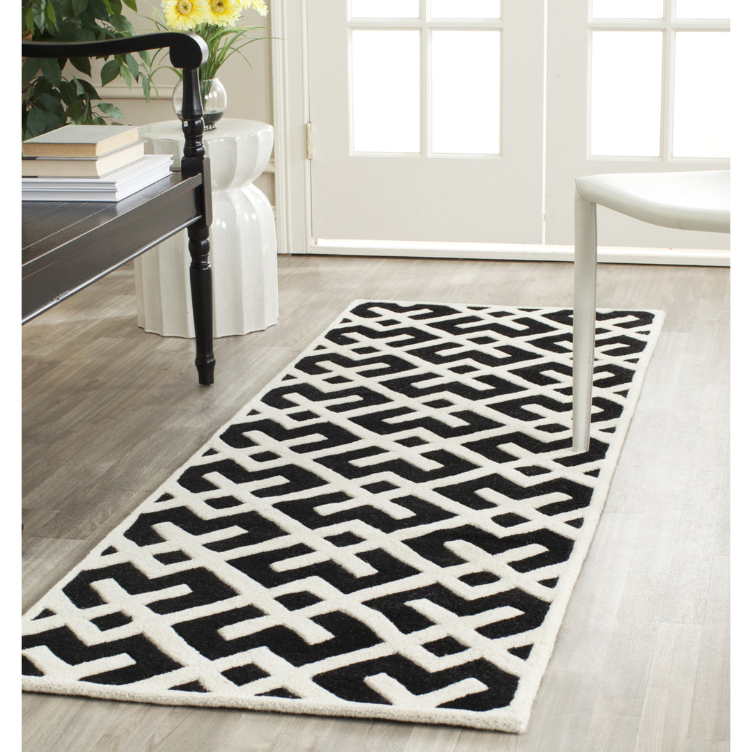 SAFAVIEH Chatham CHT719K Handmade Black / Ivory Rug Image 3