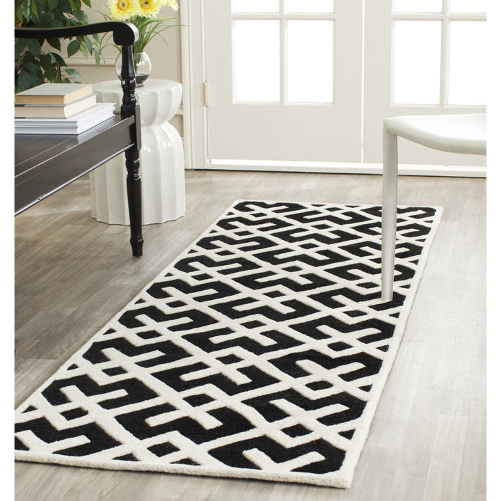 SAFAVIEH Chatham CHT719K Handmade Black / Ivory Rug Image 3