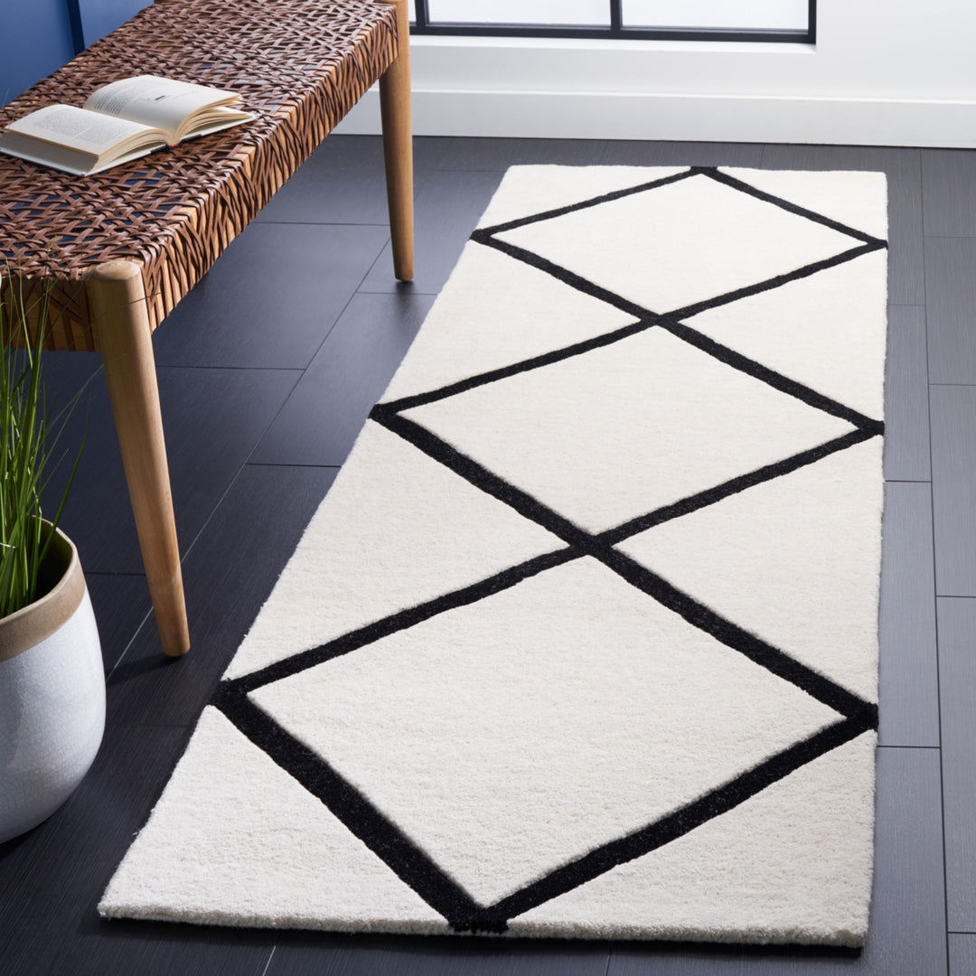 SAFAVIEH Chatham CHT720A Handmade Ivory / Black Rug Image 3