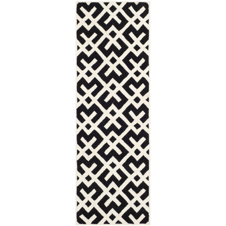 SAFAVIEH Chatham CHT719K Handmade Black / Ivory Rug Image 5