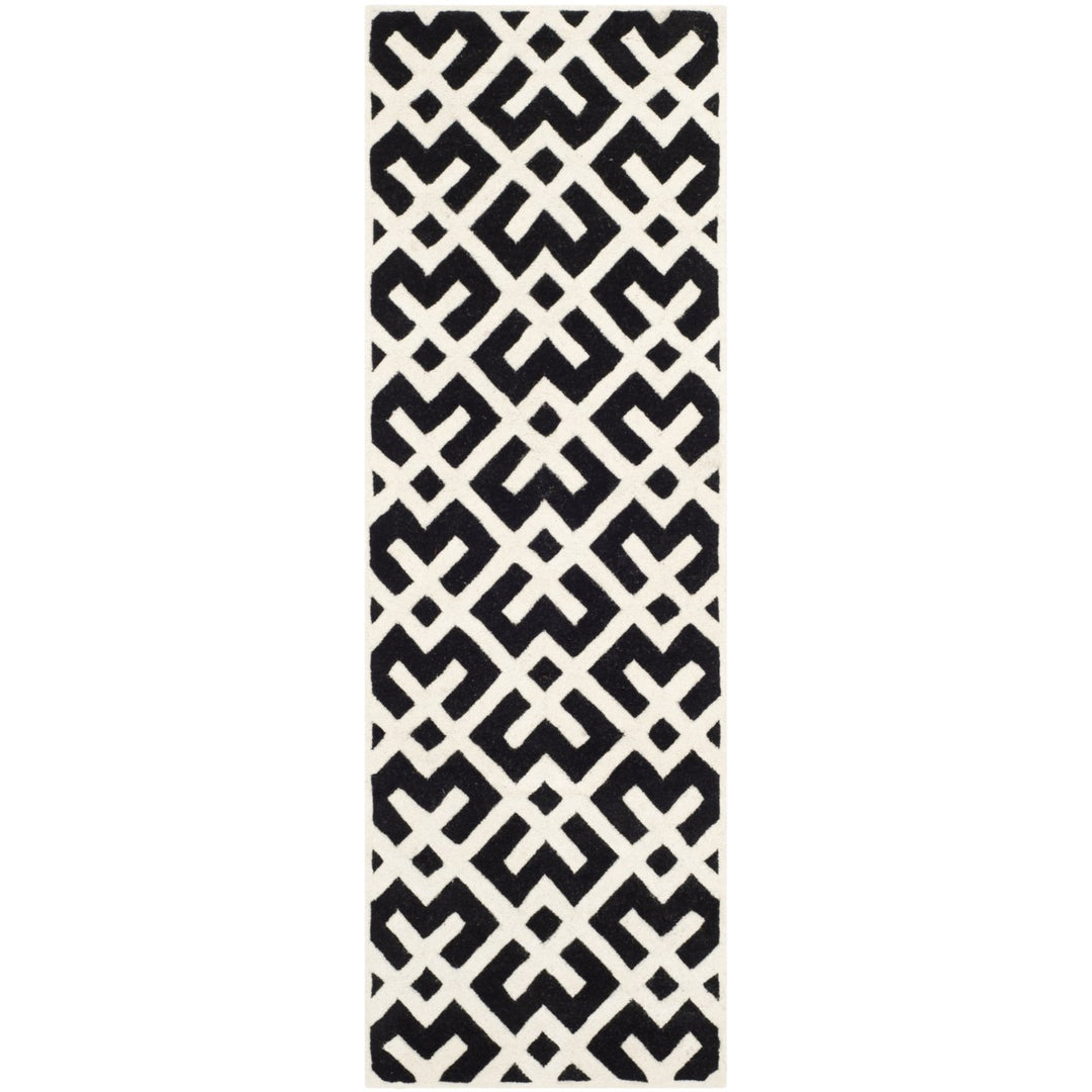 SAFAVIEH Chatham CHT719K Handmade Black / Ivory Rug Image 1