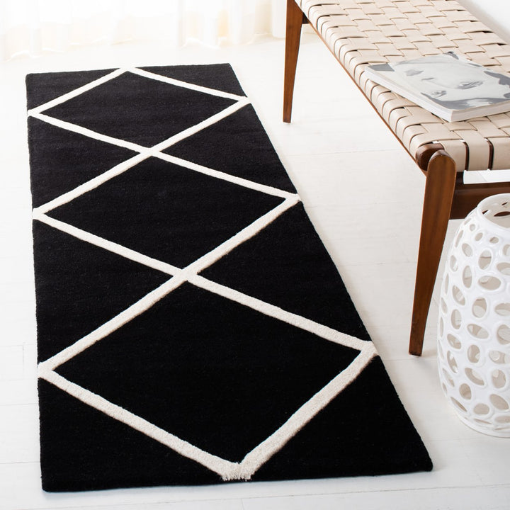 SAFAVIEH Chatham CHT720K Handmade Black / Ivory Rug Image 3