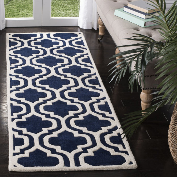 SAFAVIEH Chatham CHT727C Handmade Dark Blue / Ivory Rug Image 10