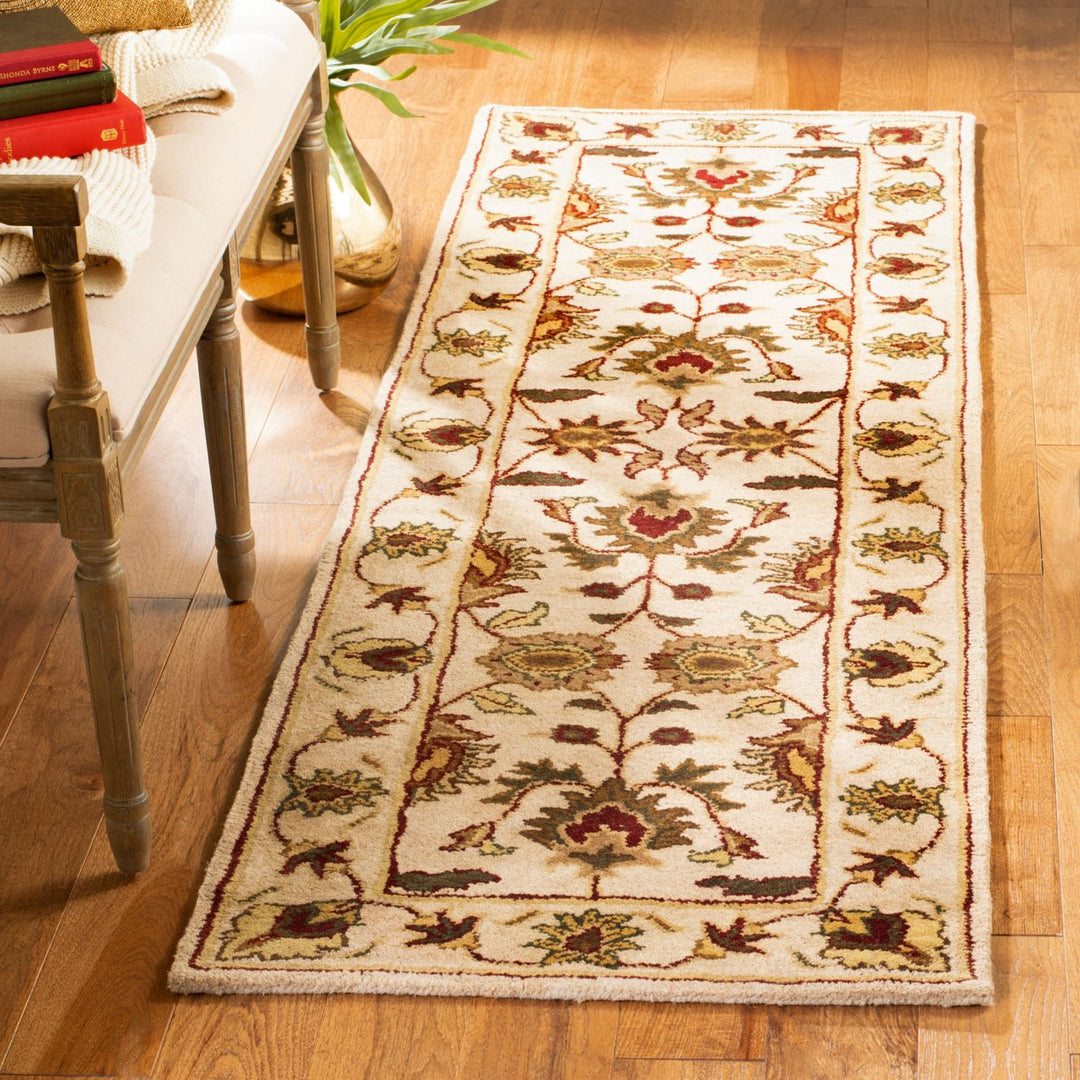 SAFAVIEH Classic CL239A Handmade Camel / Camel Rug Image 3