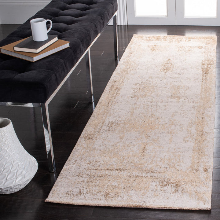 SAFAVIEH Classic Vintage Collection CLV125K Sand Rug Image 2