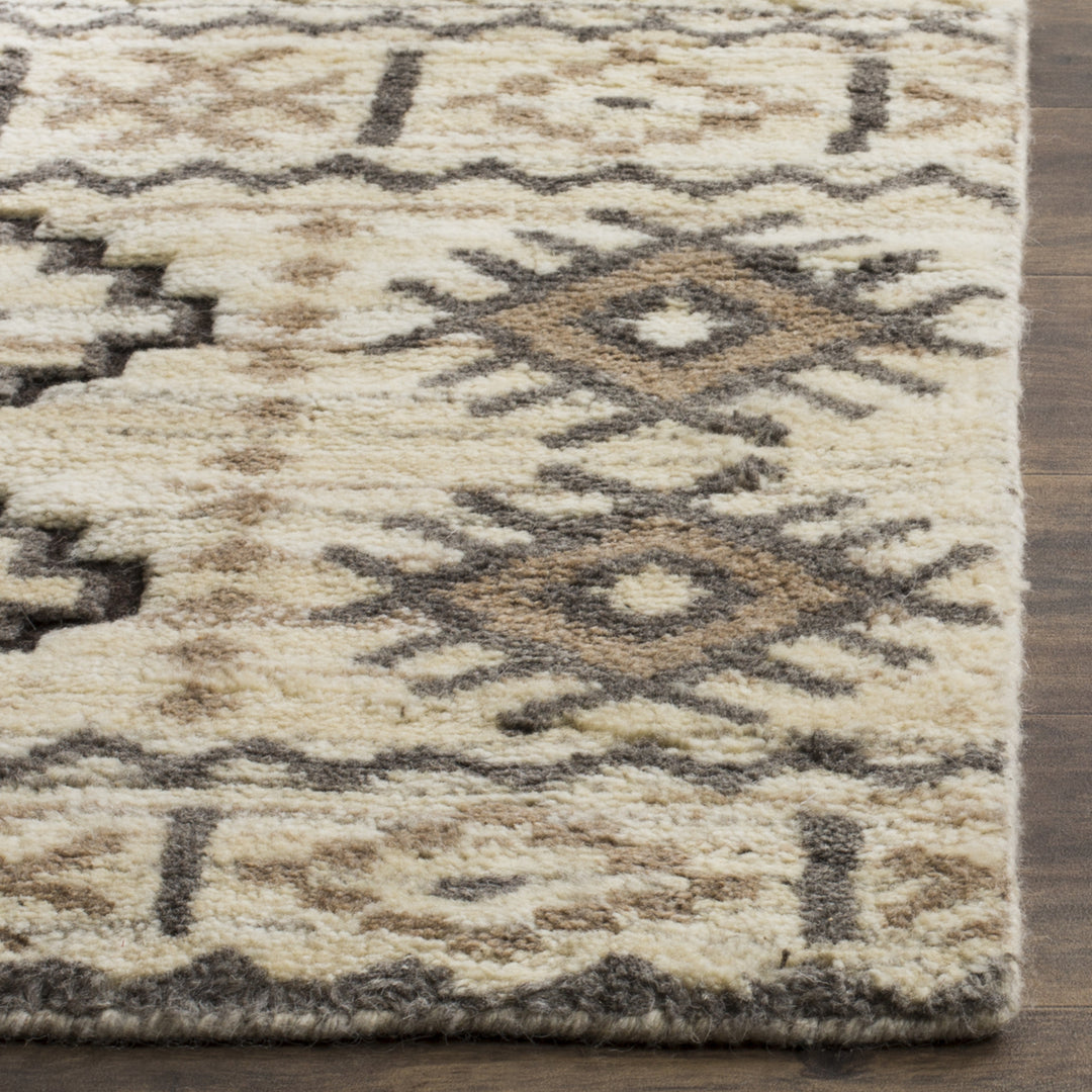 SAFAVIEH Challe Collection CLE317A Hand-knotted Camel Rug Image 3