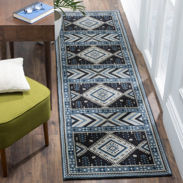 SAFAVIEH Classic Vintage CLV511A Navy / Light Blue Rug Image 3