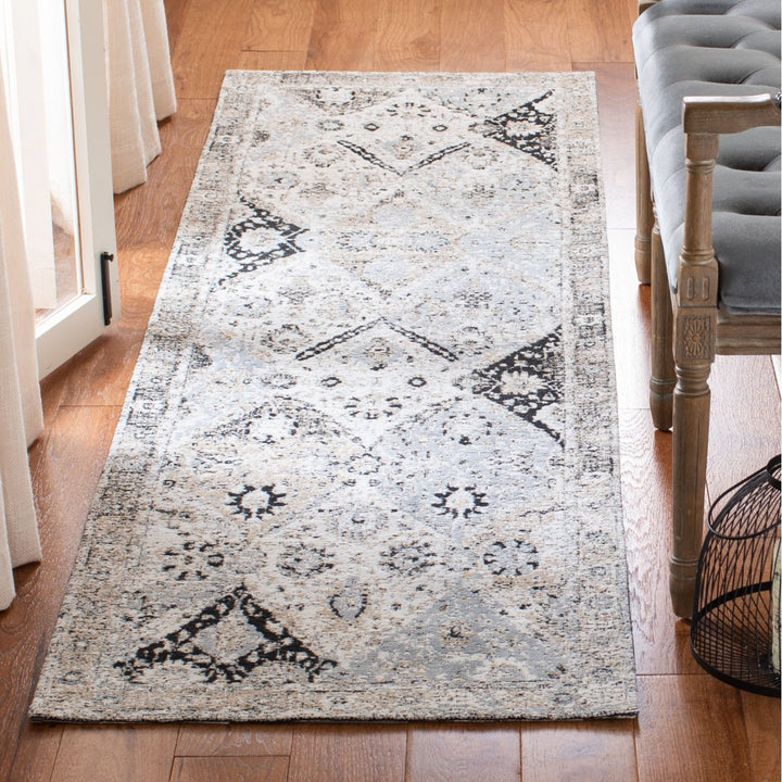 SAFAVIEH Classic Vintage CLV871A Ivory / Silver Rug Image 2