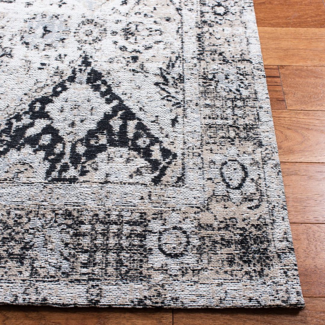 SAFAVIEH Classic Vintage CLV871A Ivory / Silver Rug Image 4