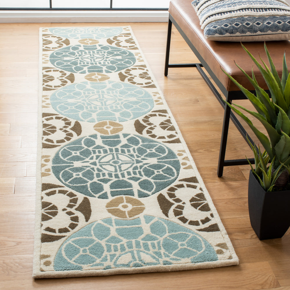 SAFAVIEH Capri CPR353A Handmade Beige / Blue Rug Image 2