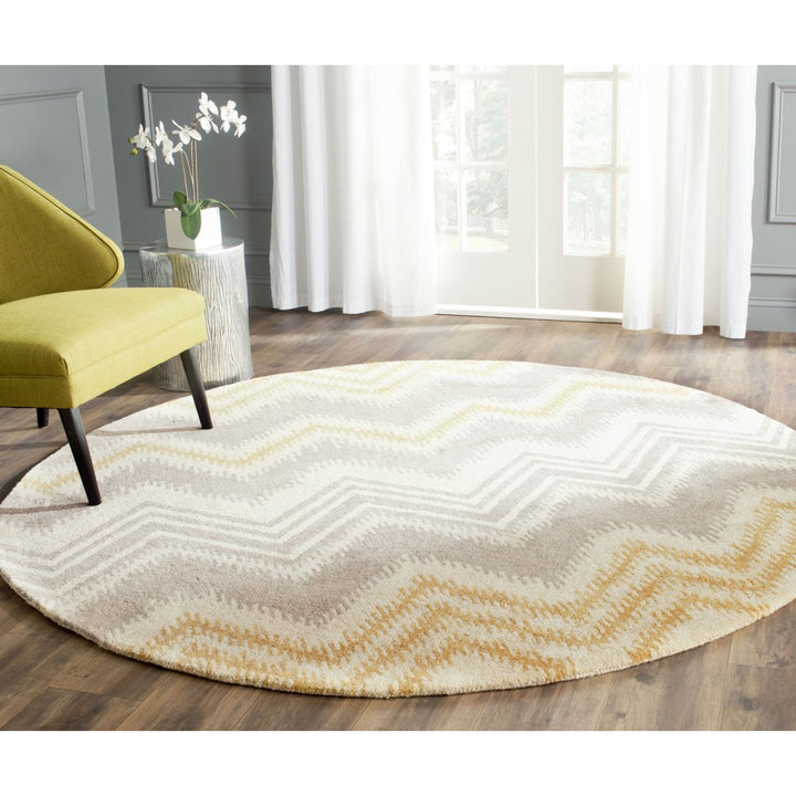 SAFAVIEH Capri Collection CPR445B Handmade Grey/Gold Rug Image 2