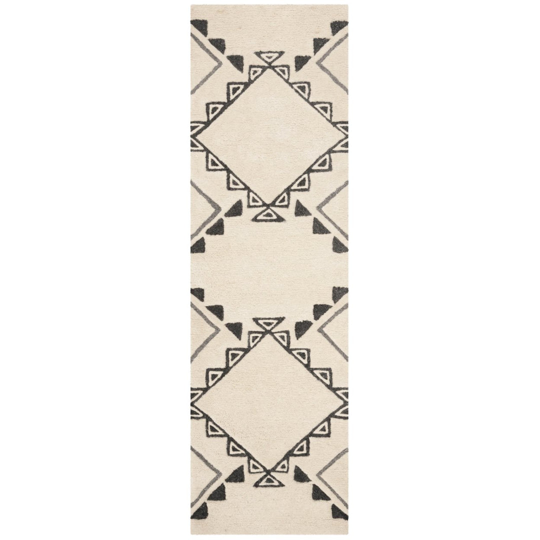 SAFAVIEH Casablanca CSB303A Handmade Ivory / Grey Rug Image 1