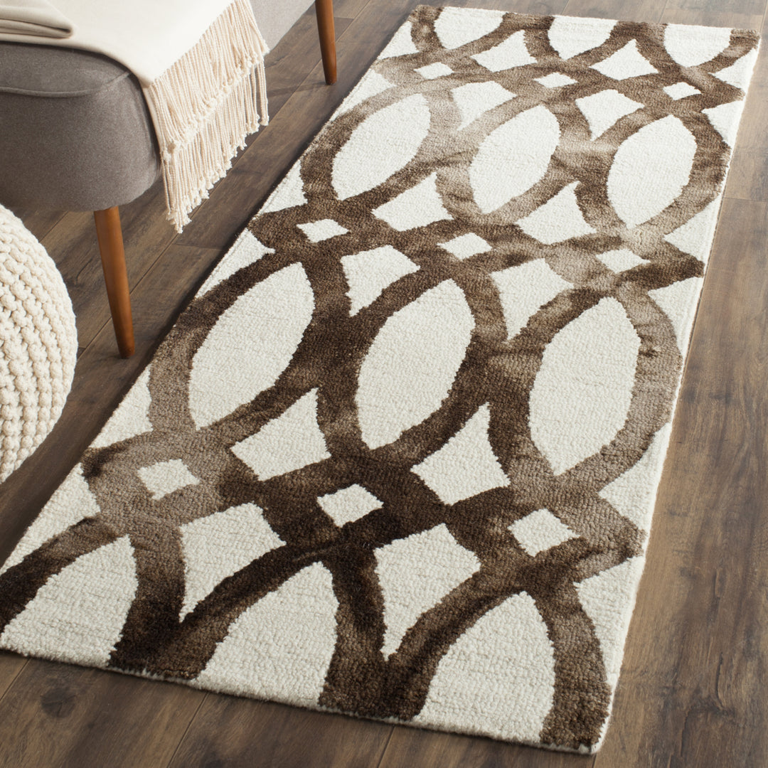 SAFAVIEH Dip Dye DDY675E Handmade Ivory / Chocolate Rug Image 11