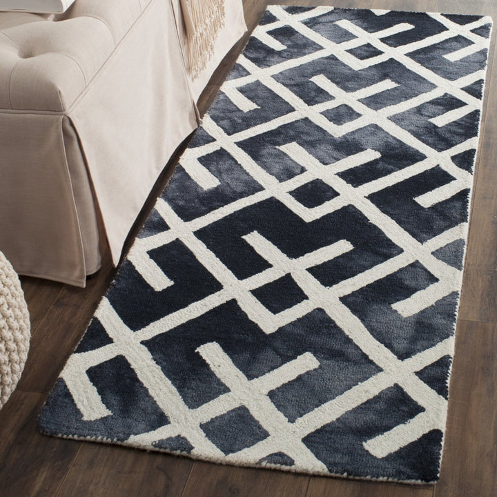 SAFAVIEH Dip Dye DDY677J Handmade Graphite / Ivory Rug Image 3