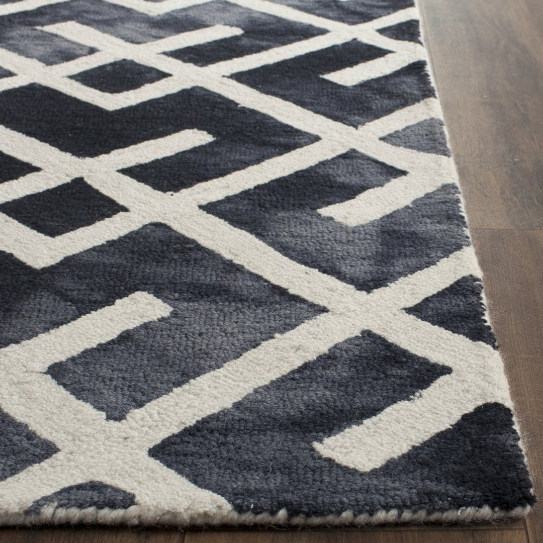 SAFAVIEH Dip Dye DDY677J Handmade Graphite / Ivory Rug Image 7