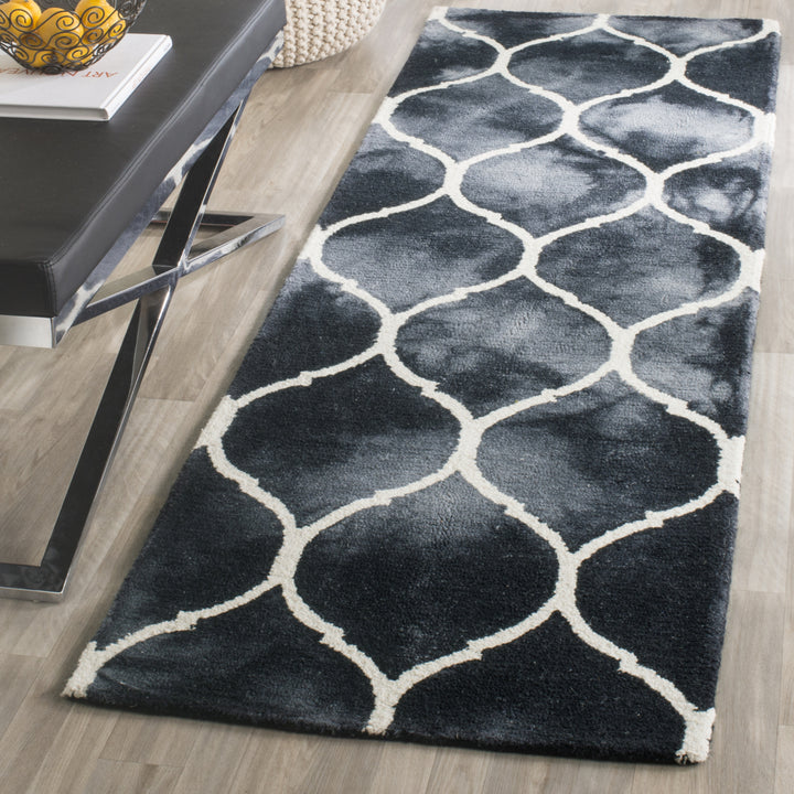 SAFAVIEH Dip Dye DDY685J Handmade Graphite / Ivory Rug Image 3