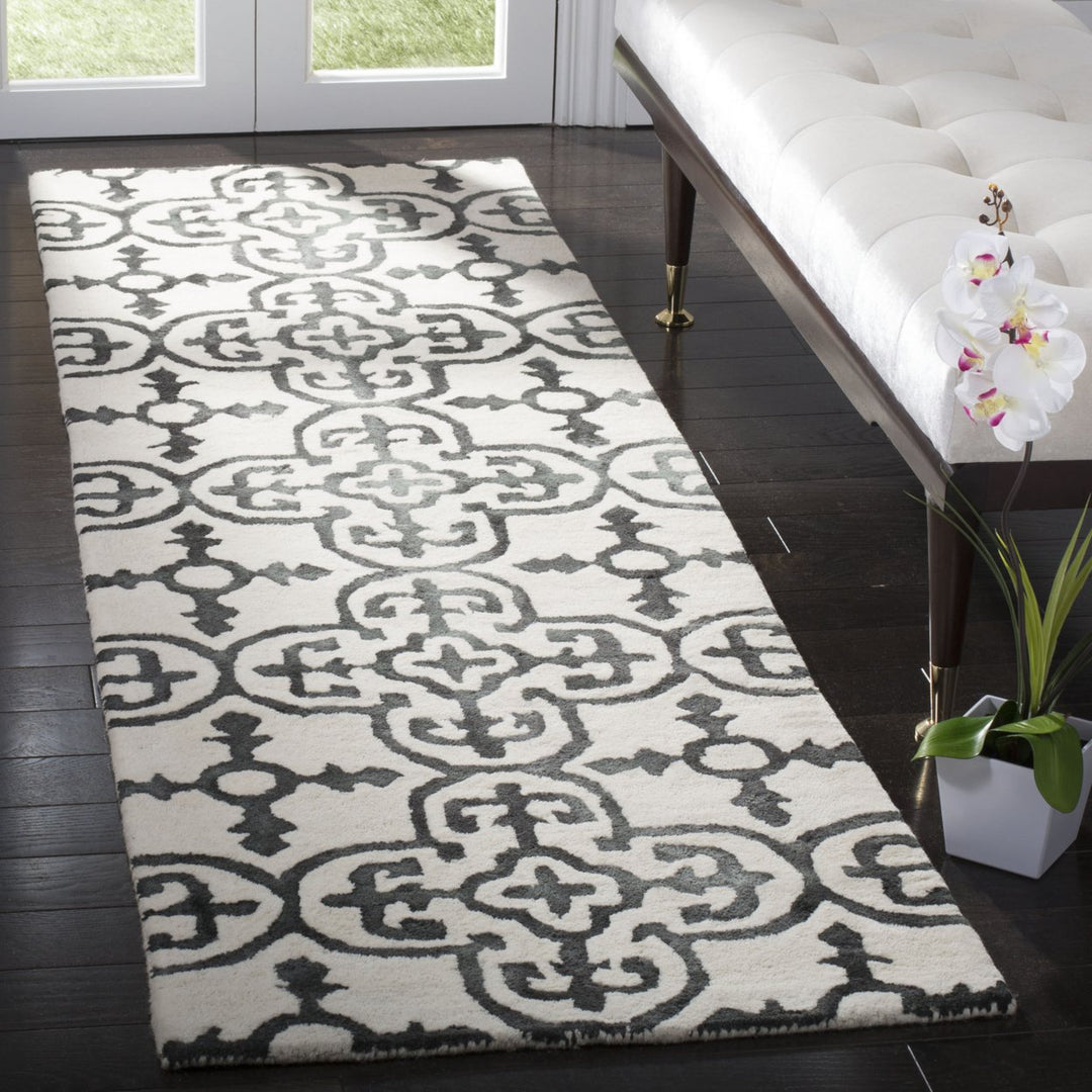 SAFAVIEH Dip Dye DDY711D Handmade Ivory / Charcoal Rug Image 3