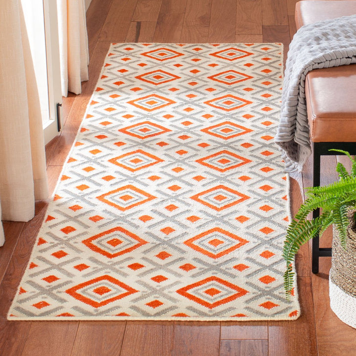 SAFAVIEH Dhurries DHU116A Handwoven Ivory /Tangerine Rug Image 4