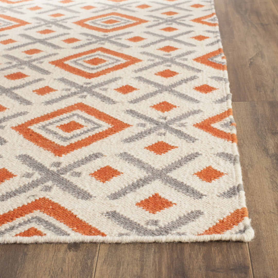 SAFAVIEH Dhurries DHU116A Handwoven Ivory /Tangerine Rug Image 9