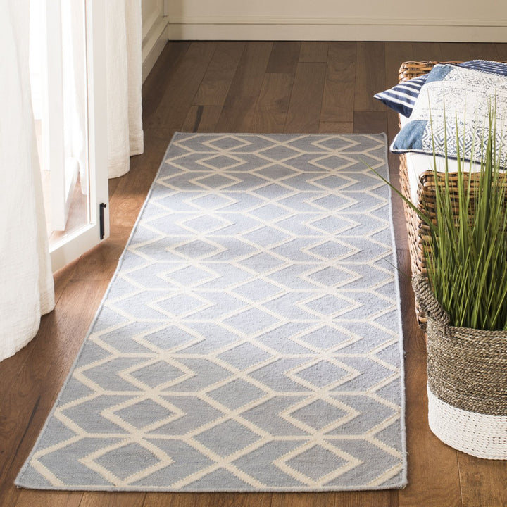 SAFAVIEH Dhurries DHU560A Handwoven Blue / Ivory Rug Image 9