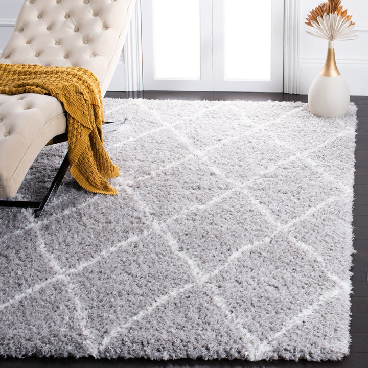 SAFAVIEH Flokati Collection FLK313F Light Grey / Ivory Rug Image 1