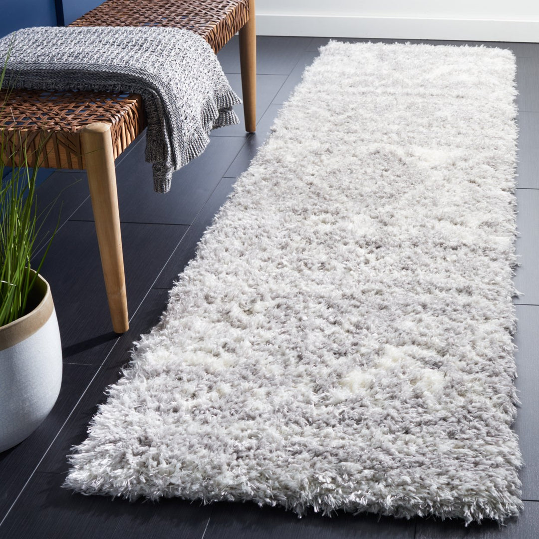 SAFAVIEH Flokati Collection FLK311F Grey / Ivory Rug Image 3