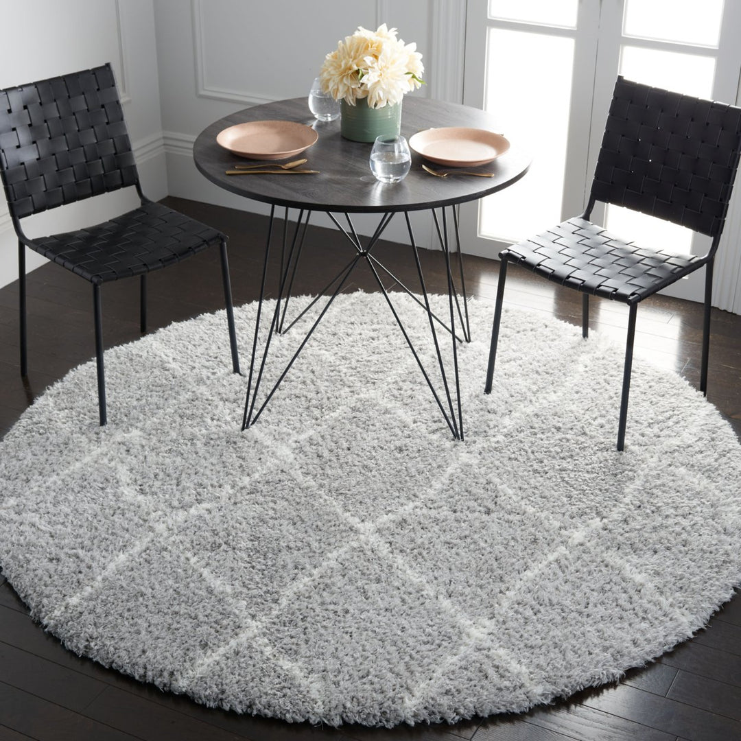 SAFAVIEH Flokati Collection FLK313F Light Grey / Ivory Rug Image 2