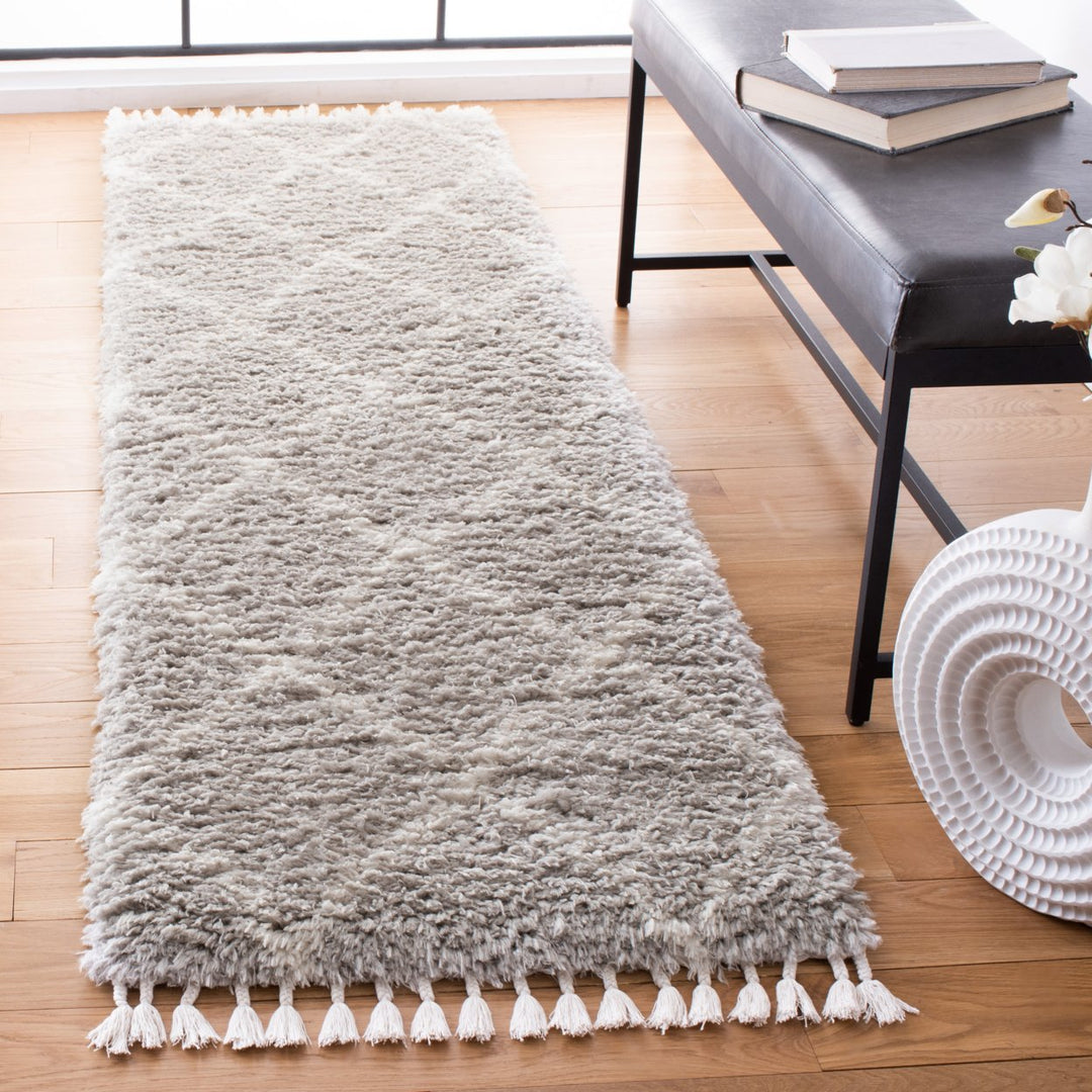 SAFAVIEH Flokati Collection FLK313F Light Grey / Ivory Rug Image 3