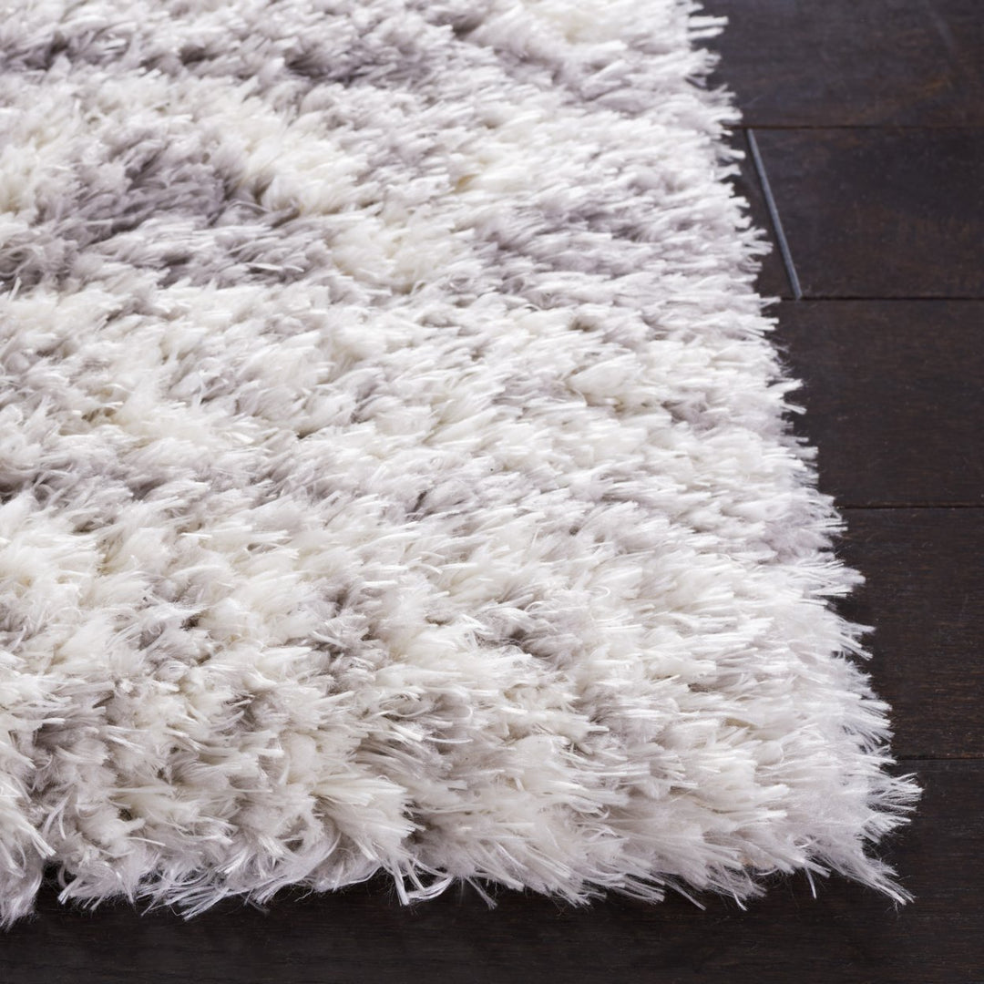 SAFAVIEH Flokati Collection FLK311F Grey / Ivory Rug Image 7