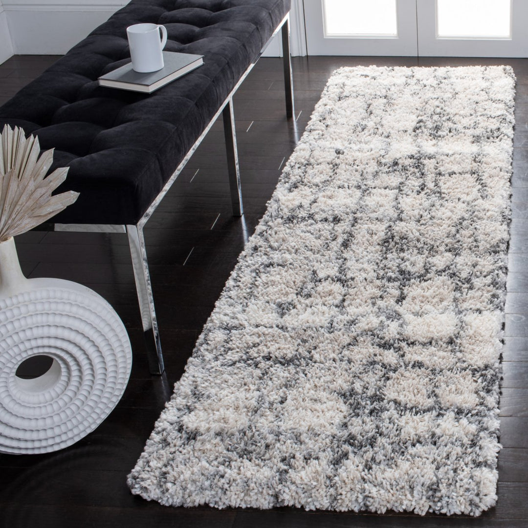 SAFAVIEH Fontana Shag Collection FNT851A Ivory / Grey Rug Image 3