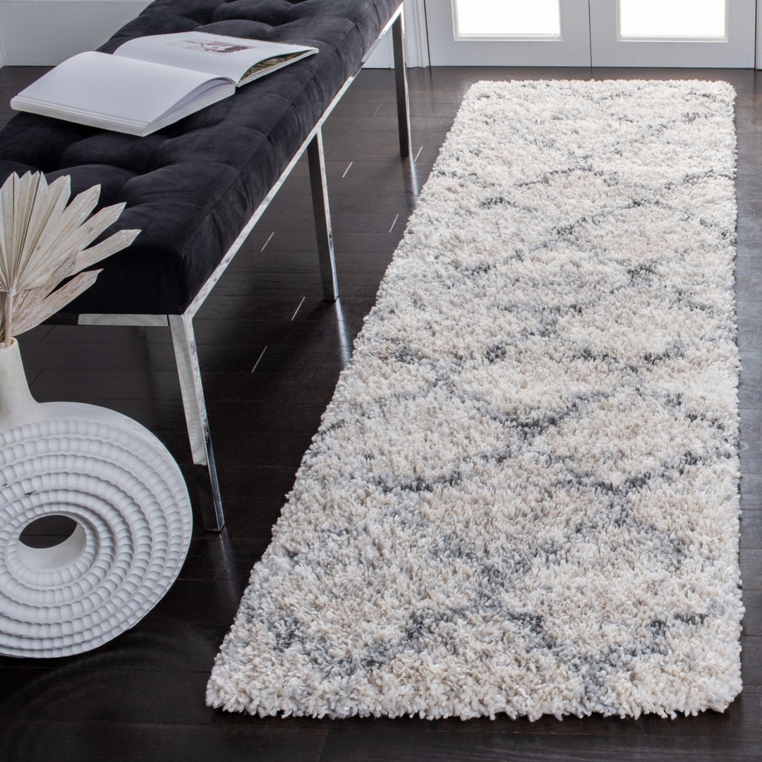 SAFAVIEH Fontana Shag Collection FNT888F Grey / Ivory Rug Image 3