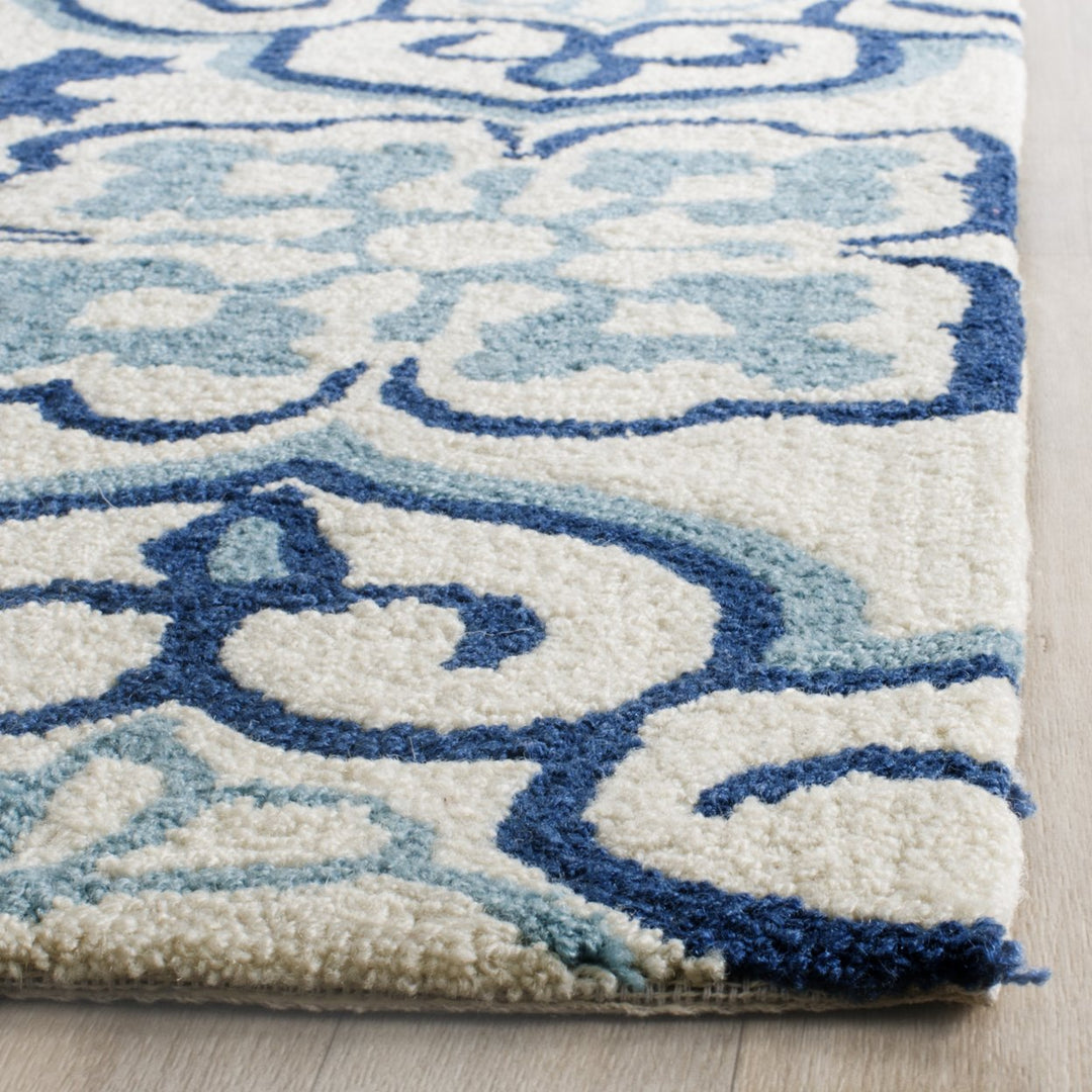 SAFAVIEH Four Seasons FRS230B Blue / Ivory Rug Image 4