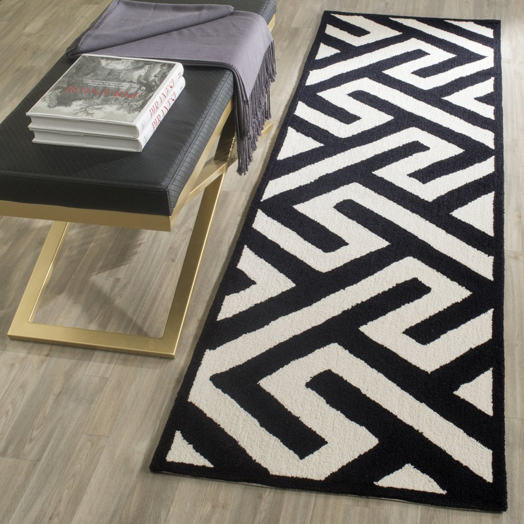 SAFAVIEH Four Seasons FRS241P Ivory / Black Rug Image 2