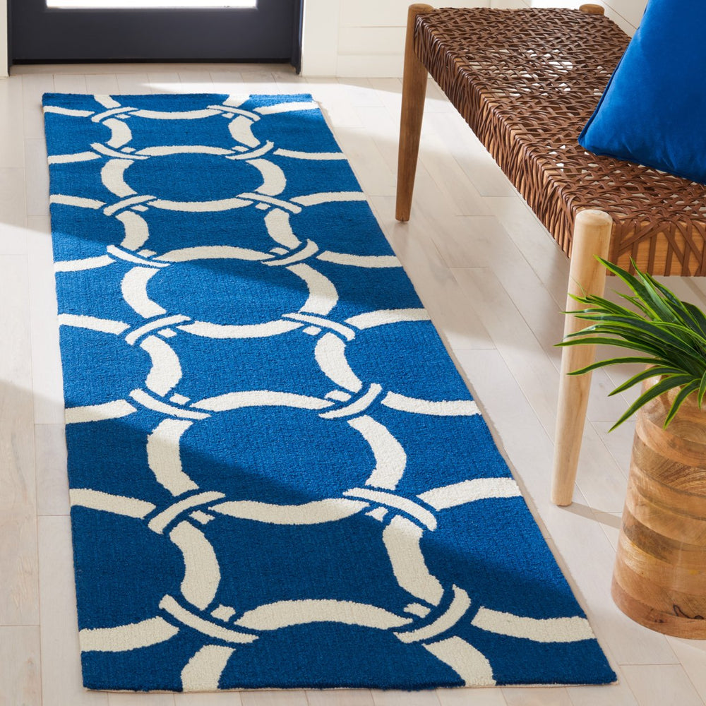 SAFAVIEH Four Seasons FRS243H Navy / Ivory Rug Image 2