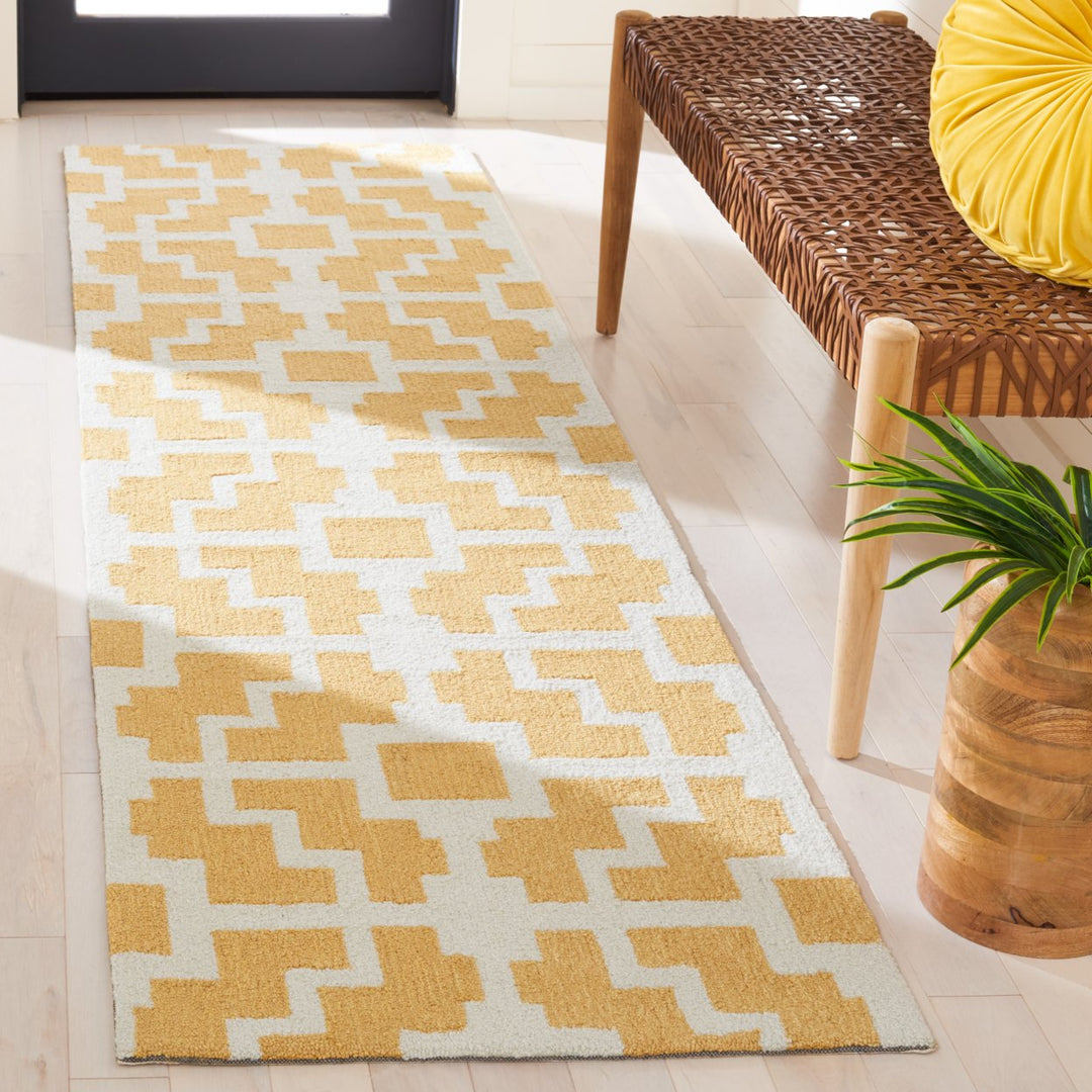 SAFAVIEH Four Seasons FRS245D Gold / Ivory Rug Image 2