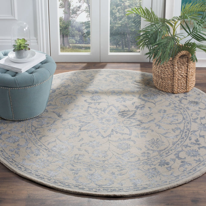 SAFAVIEH Glamour GLM515A Handmade Silver / Ivory Rug Image 2