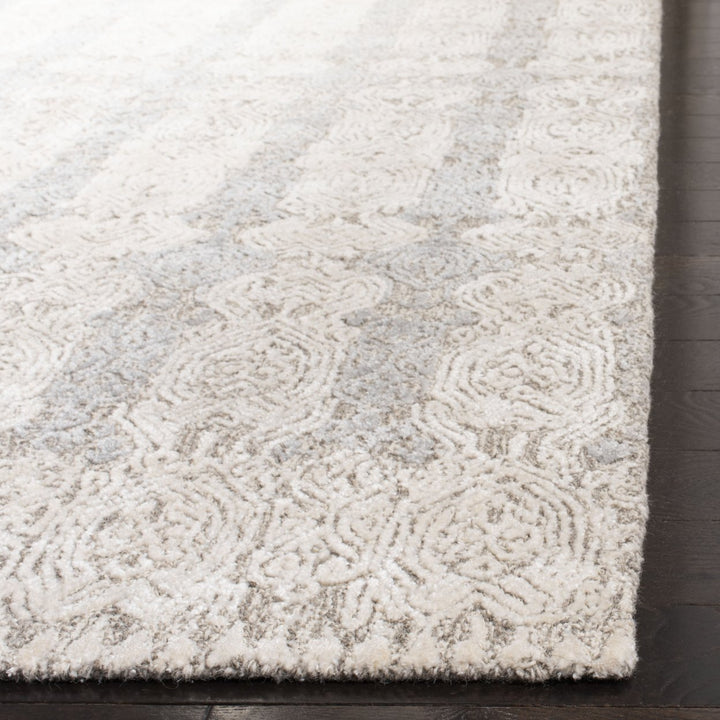 SAFAVIEH Glamour Collection GLM536F Grey / Ivory Rug Image 7